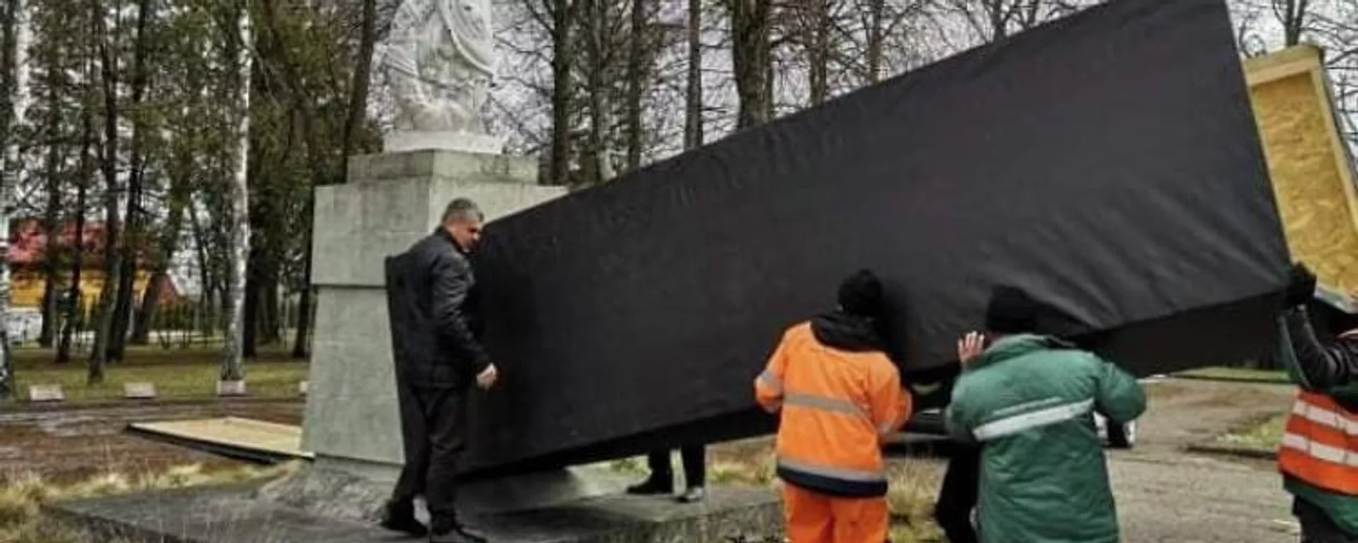 Raseiniuose uždengtas sovietinis paminklas
 - Sputnik Lietuva, 1920, 11.04.2022
