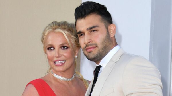 Amerikiečių dainininkė Britney Spears su sužadėtiniu Semu Asgariu - Sputnik Lietuva