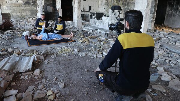 Члены сирийской организации Белые каски во время съемки обучающего видеоролика для украинских спасателей - Sputnik Литва