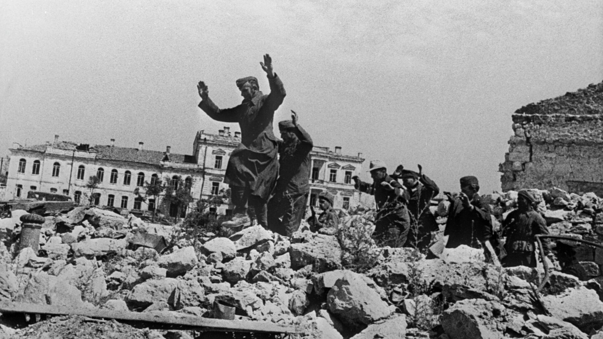 Pagauti vokiečiai Sevastopolio griuvėsiuose prie Grafų krantinės - Sputnik Lietuva, 1920, 17.04.2022