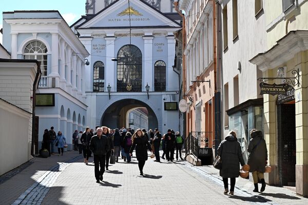 Pagal tradiciją tikintieji ateina į bažnyčią šventės išvakarėse. Nuotraukoje: lietuviai prie Aušros vartų, Vilniuje. - Sputnik Lietuva