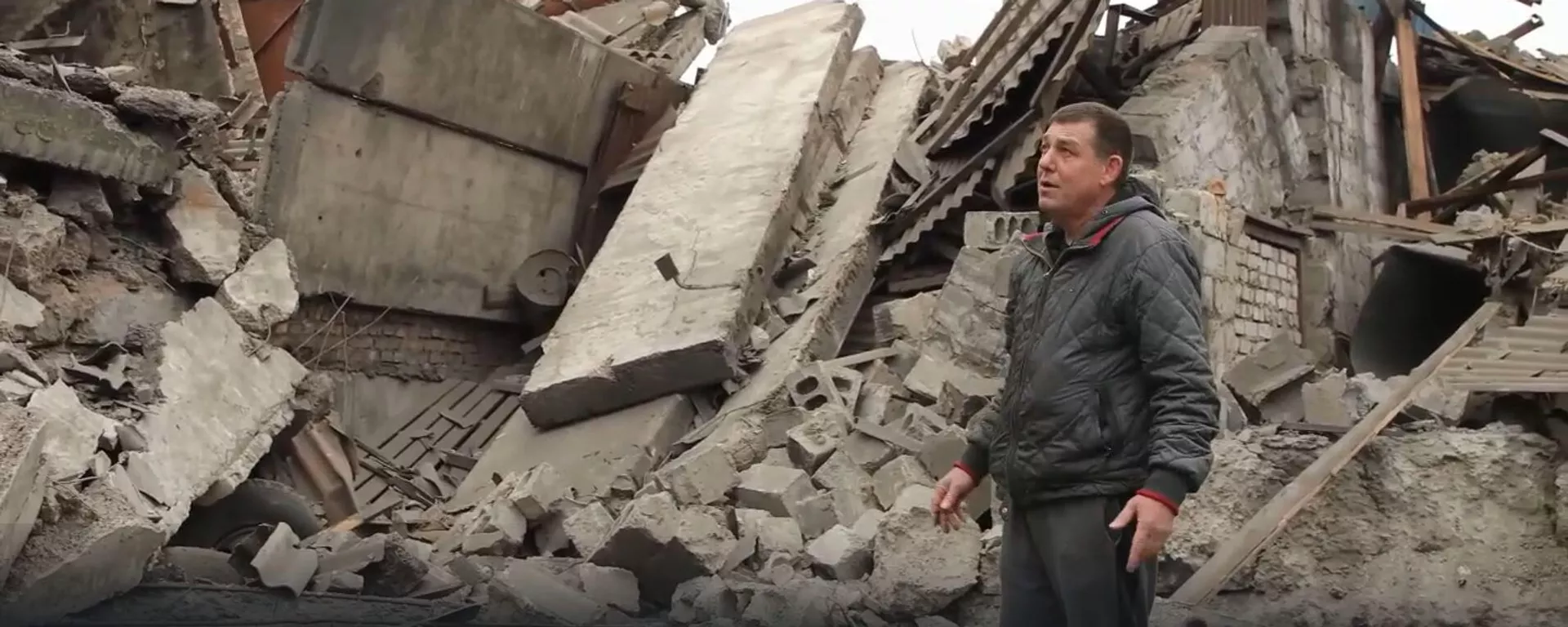 Последствия удара ракетного комплекса Точка-У в населенном пункте Токмак Запорожской области - Sputnik Lietuva, 1920, 18.04.2022