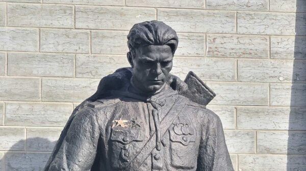 Оскверненный памятник Воину-Освободителю на военном кладбище в Таллине - Sputnik Литва