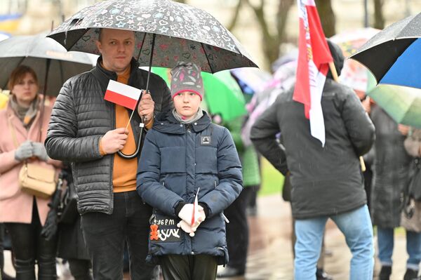 Акция протеста проходила под проливным дождем. - Sputnik Литва