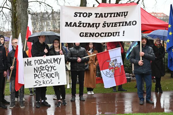 Plakatuose parašyta: &quot;Neleisime naikinti lenkiškų mokyklų&quot;, &quot;Stop tautinių mažumų švietimo genocidui&quot;. - Sputnik Lietuva