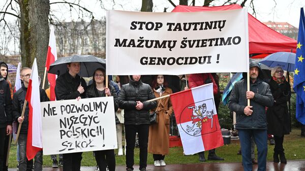 Mitingas prieš lenkiškų mokyklų pertvarką prie Užsienio reikalų ministerijos Vilniuje - Sputnik Lietuva