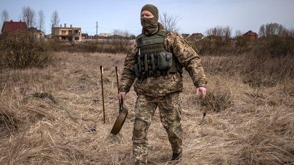 Военнослужащий украинских Вооруженных сил с миной - Sputnik Литва