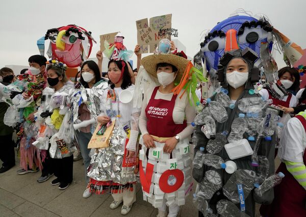 Aplinkosaugos aktyvistai, dėvintys drabužius iš plastiko atliekų, dalyvauja akcijoje, skirtoje Žemės dienai prieš klimato kaitą paminėti Seule, Pietų Korėjoje. - Sputnik Lietuva