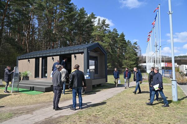Посетителям были представлены дачные модульные домики и бани. - Sputnik Литва