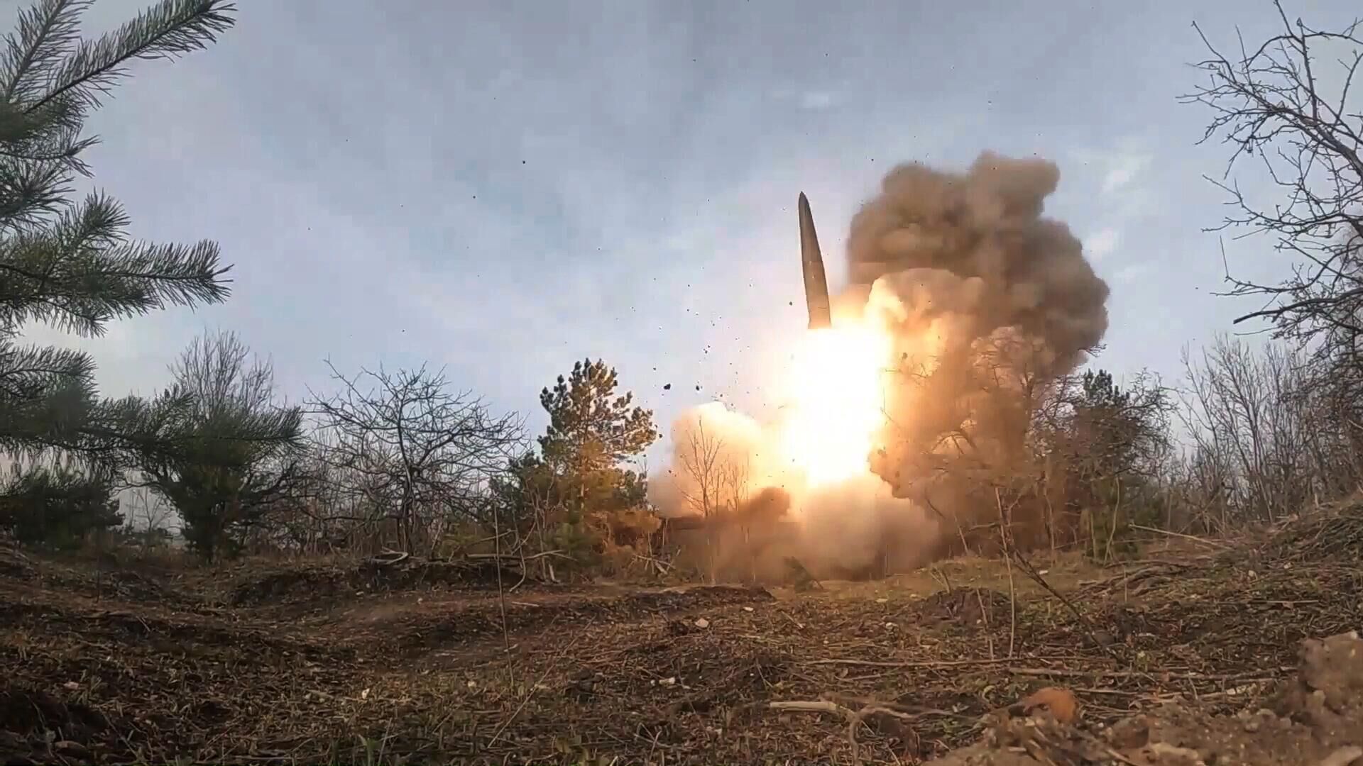 Kovinis operatyvinės-taktinės raketų sistemos Iskander raketos paleidimas po Ukrainos ginkluotųjų pajėgų karinę įrangą - Sputnik Lietuva, 1920, 01.05.2022