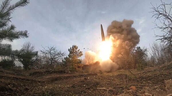 Kovinis operatyvinės-taktinės raketų sistemos Iskander raketos paleidimas po Ukrainos ginkluotųjų pajėgų karinę įrangą - Sputnik Lietuva