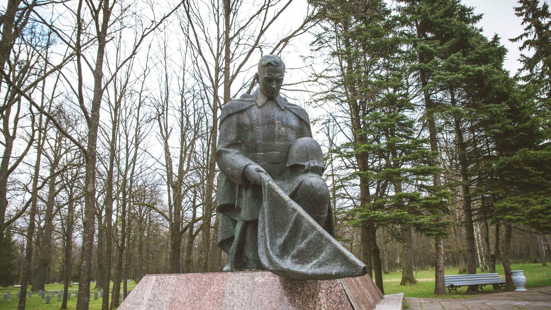 Демонтаж памятника советскому солдату на воинском кладбище в Аукштейи Шанчяй - Sputnik Литва, 1920, 26.04.2022