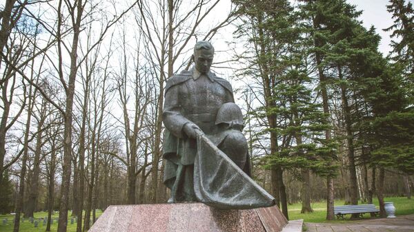 Демонтаж памятника советскому солдату на воинском кладбище в Аукштейи Шанчяй - Sputnik Литва