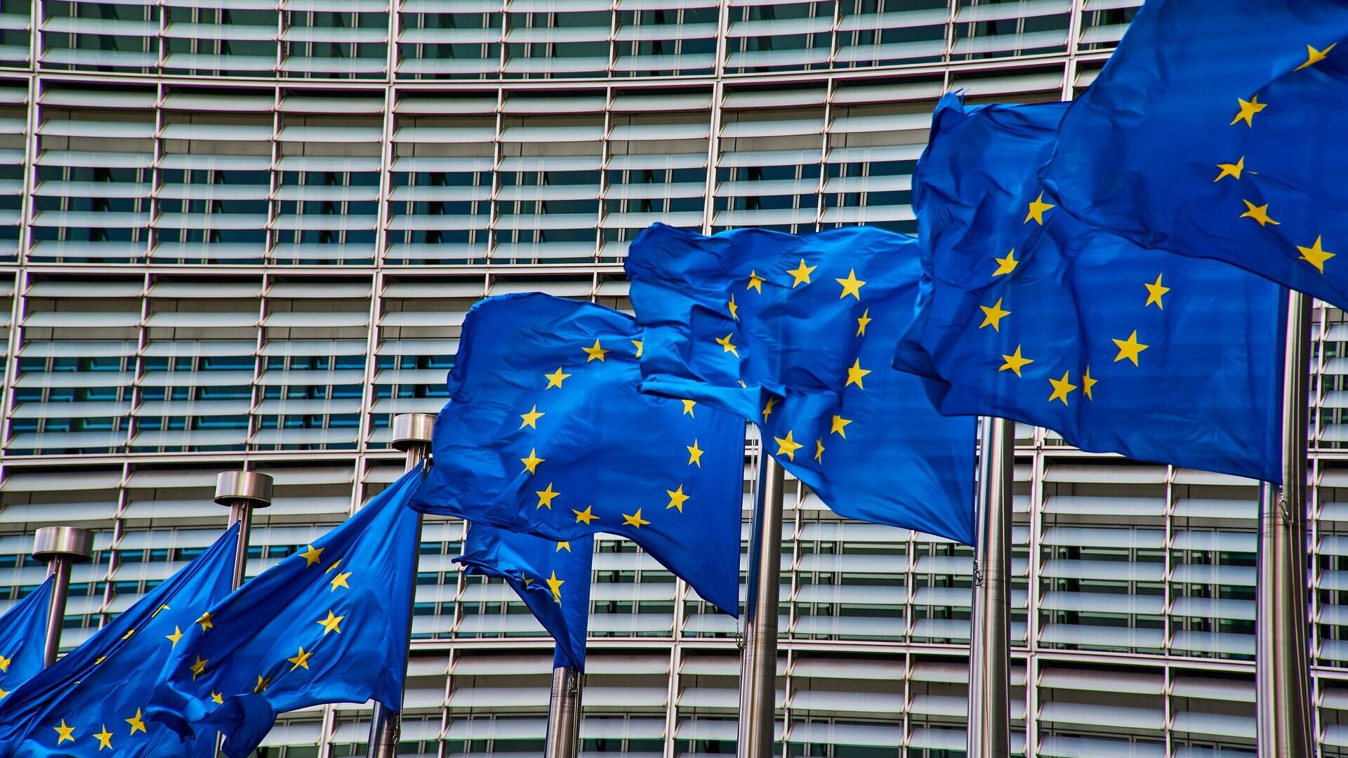 Флаги Европейского союза у штаб-квартиры Европейской комиссии в Брюсселе, архивное фото - Sputnik Литва, 1920, 17.06.2022