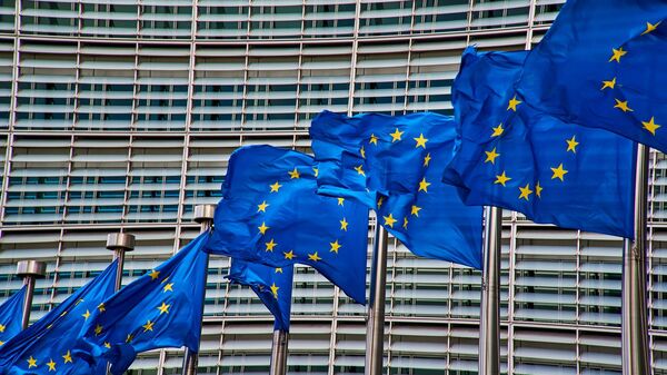 Флаги Европейского союза у штаб-квартиры Европейской комиссии в Брюсселе, архивное фото - Sputnik Литва