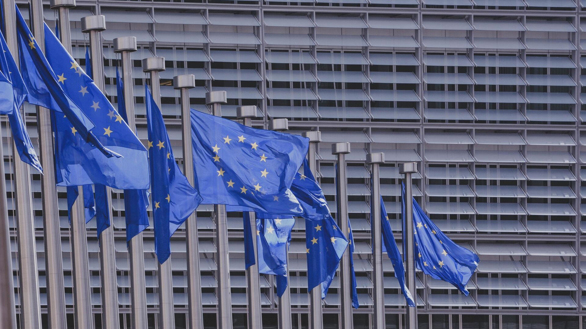 Флаги Европейского союза у штаб-квартиры Европейской комиссии в Брюсселе, архивное фото - Sputnik Литва, 1920, 31.05.2022