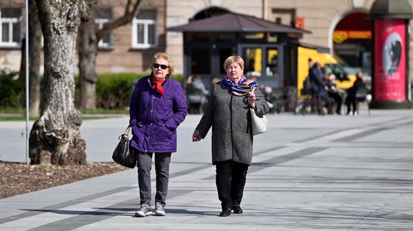 Пенсионеры на улице в Вильнюсе - Sputnik Литва