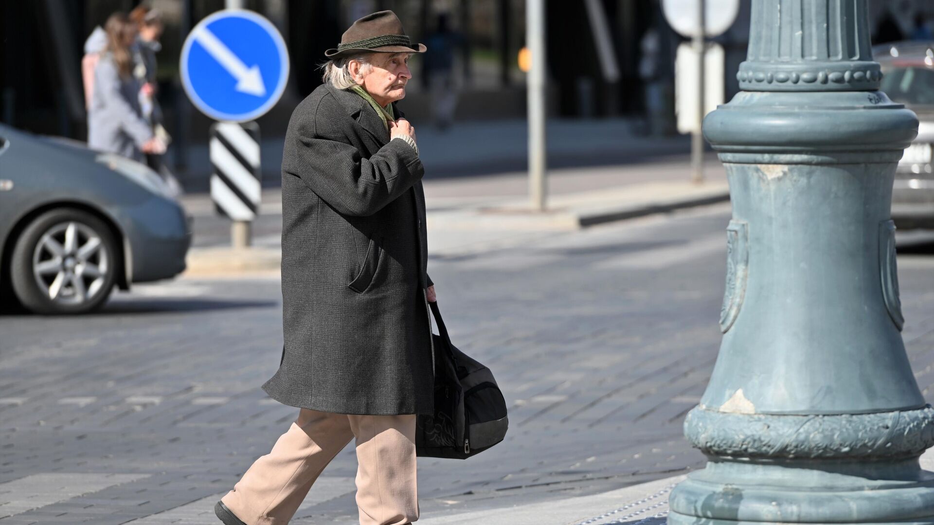 Пожилой мужчина на улице в Вильнюсе - Sputnik Литва, 1920, 08.10.2022