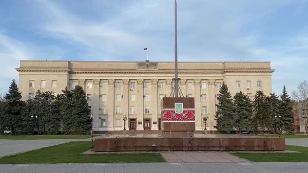 Rusijos vėliava virš miesto administracijos pastato Chersone - Sputnik Lietuva