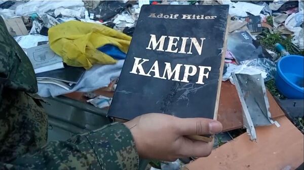 Hitlerio knyga Mein Kampf rasta Mariupolyje, Azovo nacionalistų bazėje  - Sputnik Lietuva