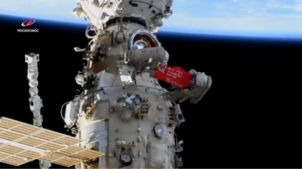 Rusijos astronautai atvirame kosmose išskleidė Pergalės vėliavos kopiją - Sputnik Lietuva