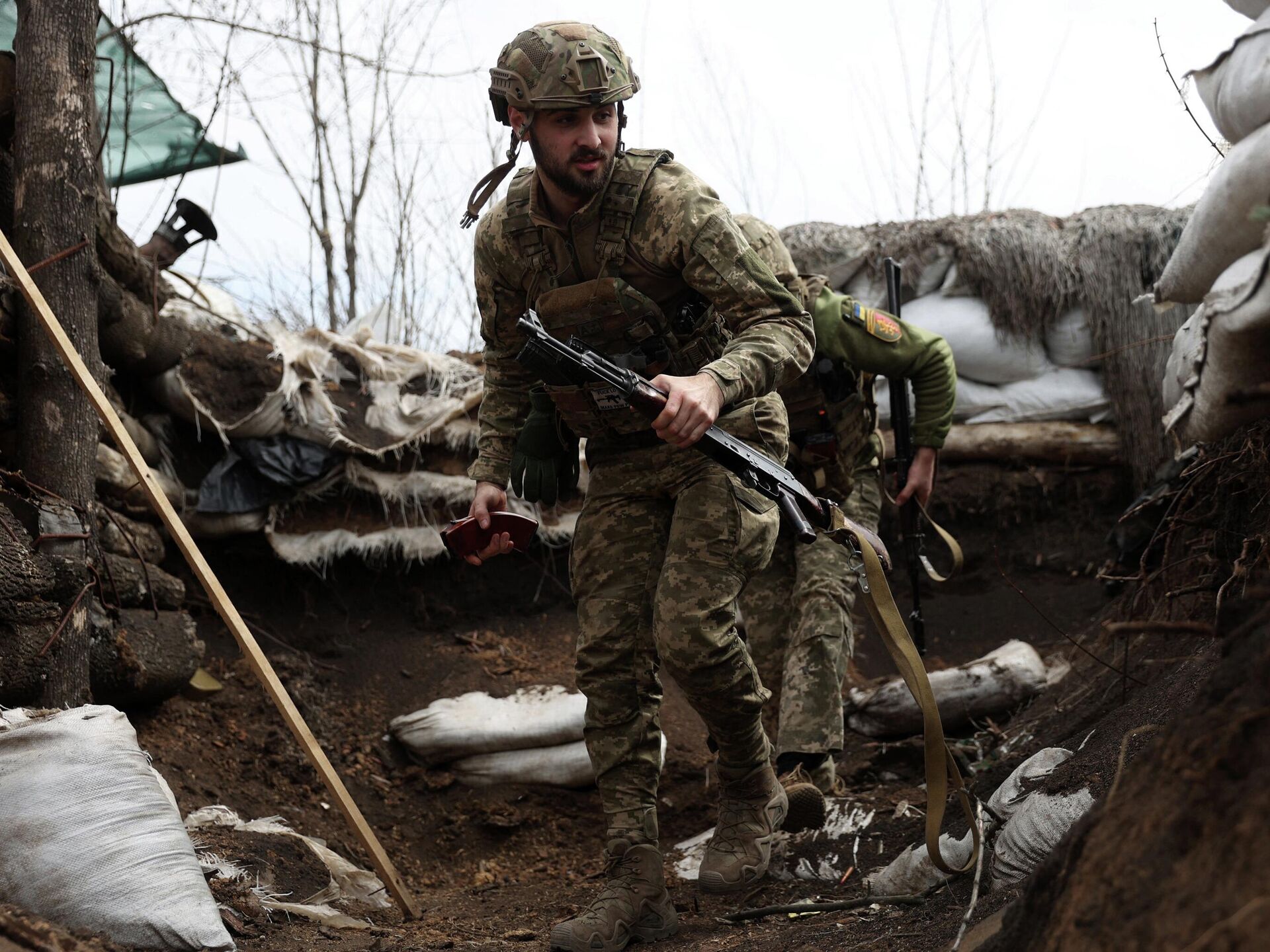 Донбасс 6 сентября. Солдат с оружием. Украинские боевики. Военные действия.