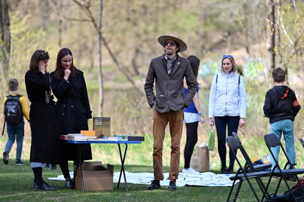 Nuotraukoje: pikniko dalyviai gegužės 1 dieną Vilniuje su knyga &quot;Baltijos šalių menas&quot;. - Sputnik Lietuva
