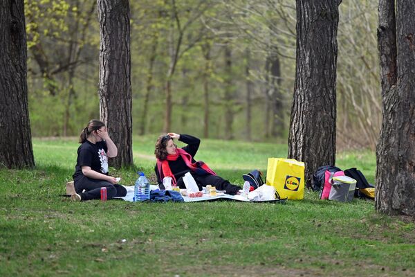 Хотя Первомай и не порадовал очень теплой погодой, на пикнике люди смогли провести выходной в непринужденной обстановке и отдохнуть на природе. - Sputnik Литва