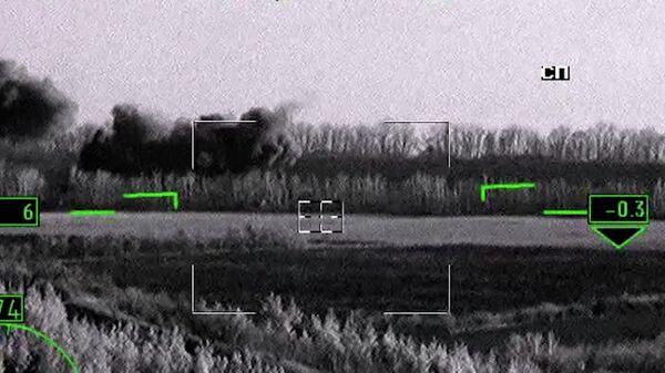 МО РФ впервые показало удар бомбардировщика Су-24М по противнику с предельно малой высоты - Sputnik Литва