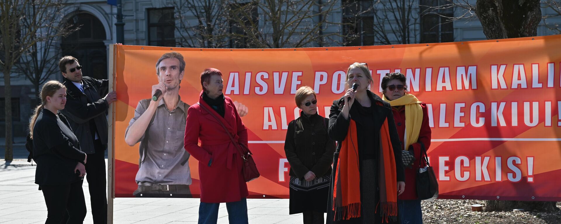 Митинг в поддержку литовского оппозиционного политика Альгирдаса Палецкиса напротив здания апелляционного суда в Вильнюсе - Sputnik Литва, 1920, 04.05.2022