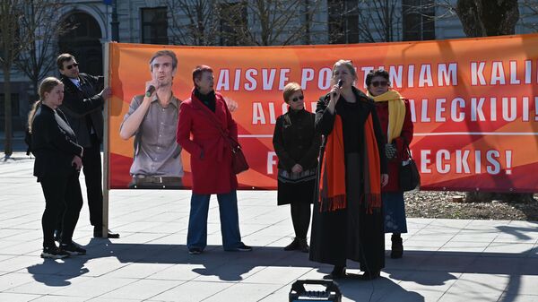 Митинг в поддержку литовского оппозиционного политика Альгирдаса Палецкиса напротив здания апелляционного суда в Вильнюсе - Sputnik Литва