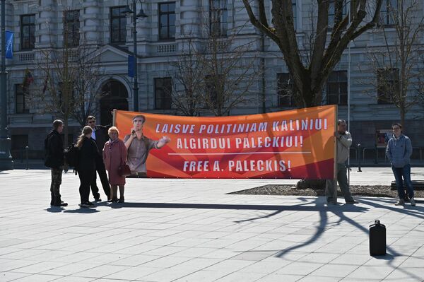 Mitingo dalyviai laiko plakatą su užrašu: &quot;Laisvę politiniam kaliniui Algirdui Paleckiui&quot;. - Sputnik Lietuva