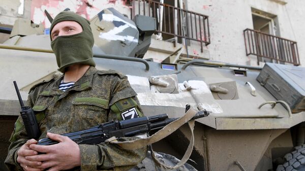 Военнослужащий народной милиции ДНР в районе металлургического комбината Азовсталь в Мариуполе - Sputnik Lietuva
