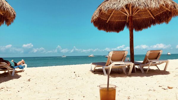 Коктейль на пляже, архивное фото - Sputnik Литва