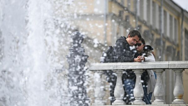 Люди у фонтана на Манежной площади в Москве, архивное фото - Sputnik Литва