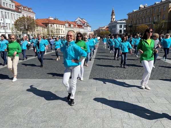 Vilniuje, Rotušės aikštėje, flash mobo dalyviai įvairiais populiariais ritmais šoko masinius šokius - Sputnik Lietuva