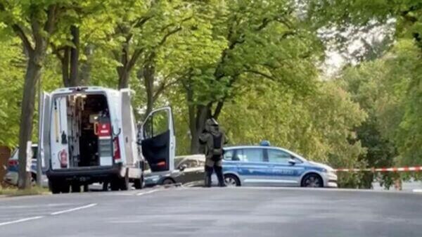 Саперы на месте обнаружения подозрительного предмета рядом с домом в Берлине, где живут журналисты РИА Новости - Sputnik Литва