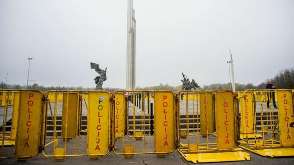 Полиция Латвии в День Победы перекрыла доступ к памятнику Освободителям в Риге - Sputnik Литва