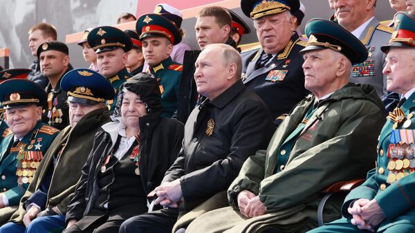 Rusijos prezidentas Vladimiras Putinas kariniame parade, skirtame 77-osioms pergalės Didžiojo Tėvynės karo metinėms - Sputnik Lietuva