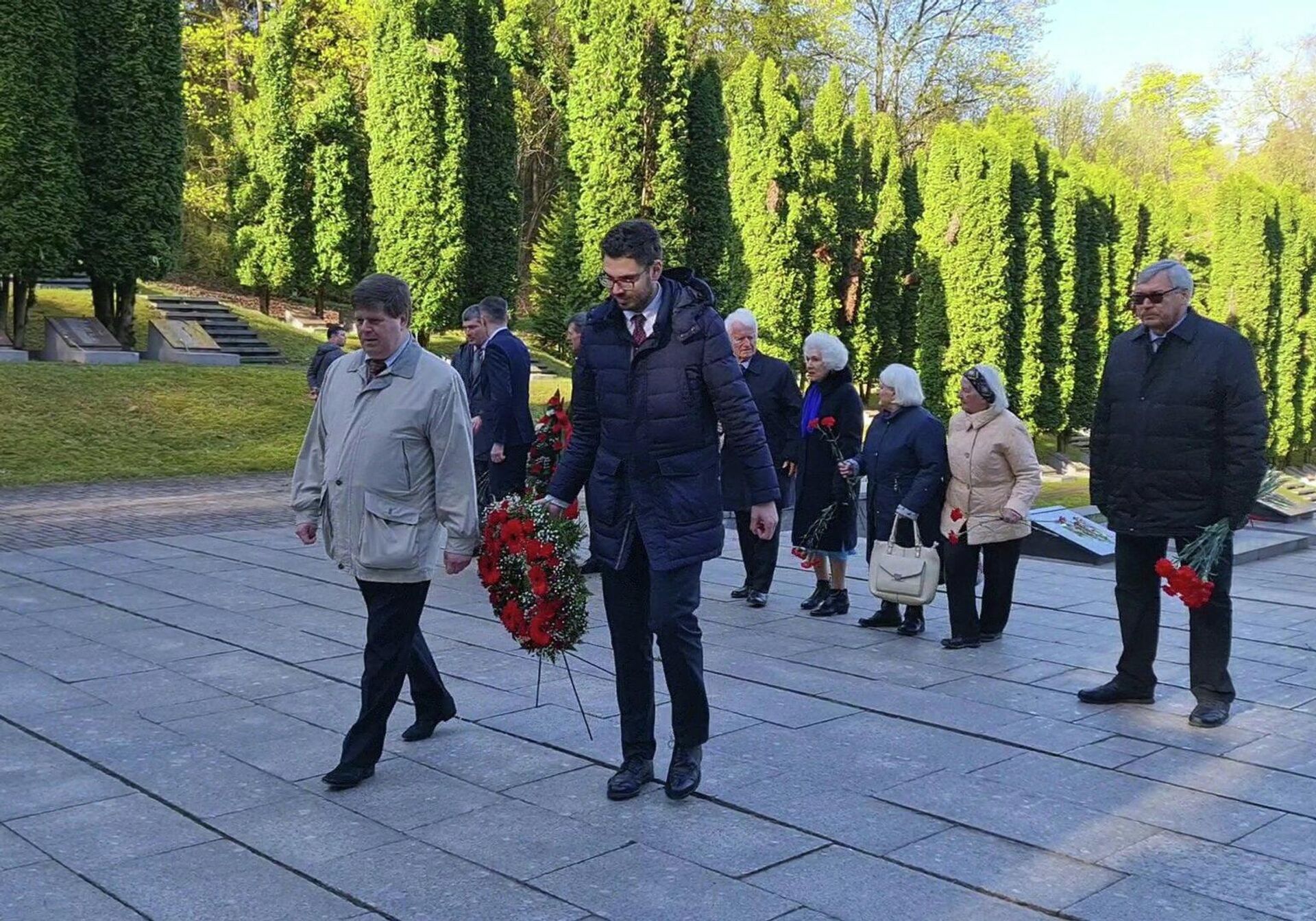 В Литве почтили память павших советских воинов на воинском мемориале Антакальнисского кладбища в Вильнюсе - Sputnik Lietuva, 1920, 09.05.2022