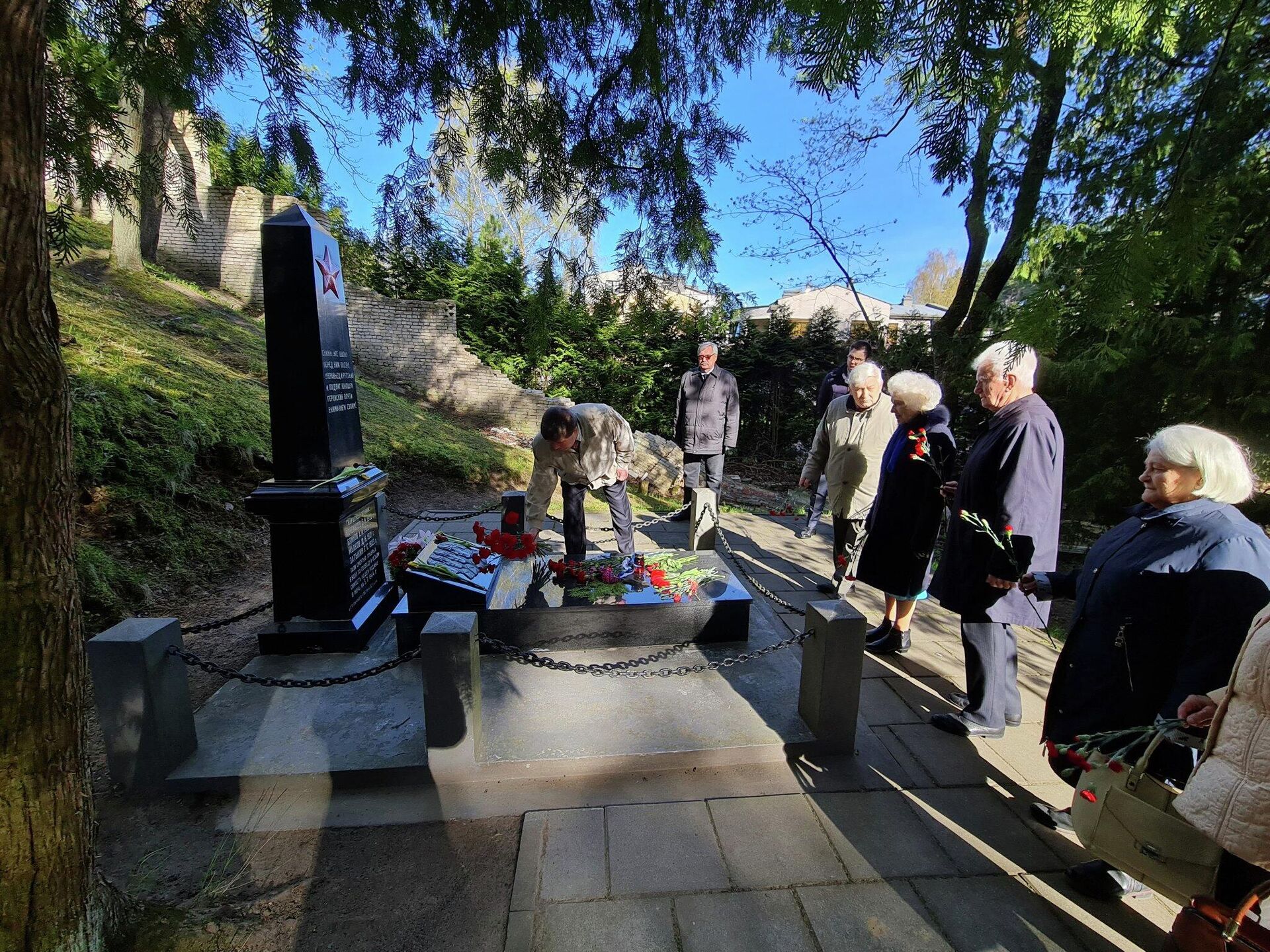 В Литве почтили память павших советских воинов на воинском мемориале Антакальнисского кладбища в Вильнюсе - Sputnik Lietuva, 1920, 09.05.2022