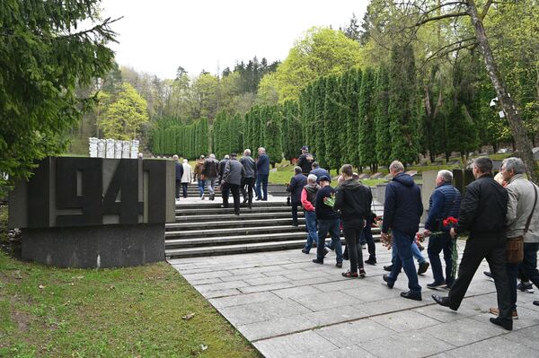 Участники почтили память погибших, возложив венки и цветы к мемориалу. - Sputnik Литва