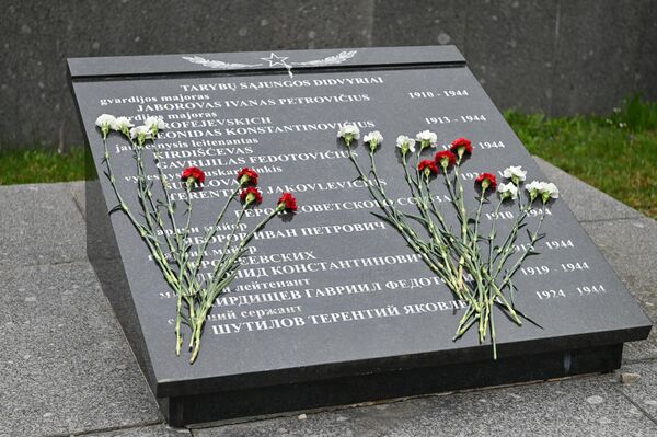 На фото: мемориальная доска с именами погибших советских воинов. - Sputnik Литва