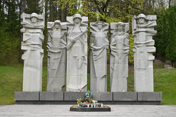 На фото: мемориал на Антакальнисском кладбище. - Sputnik Литва
