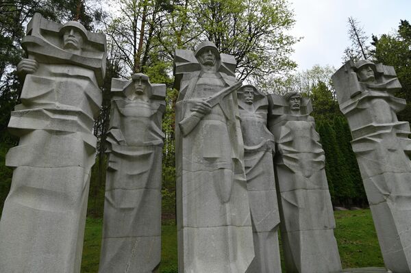 Vilniaus valdžia svarsto galimybę nugriauti šešias skulptūras. Rusijos ambasada Lietuvoje šią idėją pavadino šventvagiška. - Sputnik Lietuva