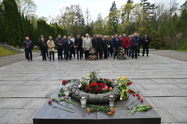 Nuotraukoje: amžina liepsna priešais Antakalnio memorialo akmenines statulas. - Sputnik Lietuva