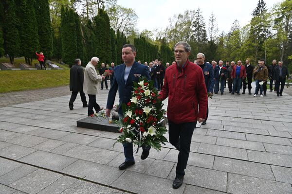 Nuotraukoje: vainikų padėjimas Antakalnio kapinėse. - Sputnik Lietuva