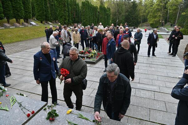 Lietuvoje Pergalės diena oficialiai nešvenčiama, tačiau daugelis rusų tradiciškai būtent šią dieną švenčia pergalę prieš nacių užpuolikus. - Sputnik Lietuva