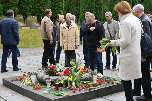 Ежегодно десятки человек приходят почтить память погибших советских солдат. - Sputnik Литва