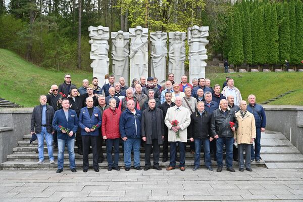 На фото: участники памятной акции в честь победы в Великой Отечественной войне. - Sputnik Литва